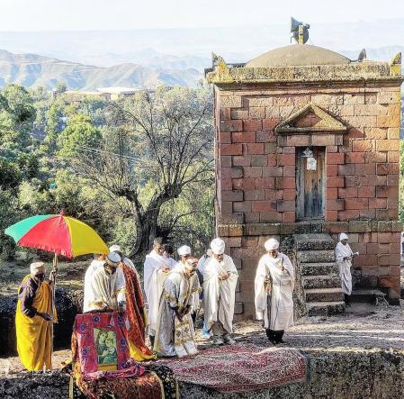 Sacerdotes en las cumbres de Lalibela.