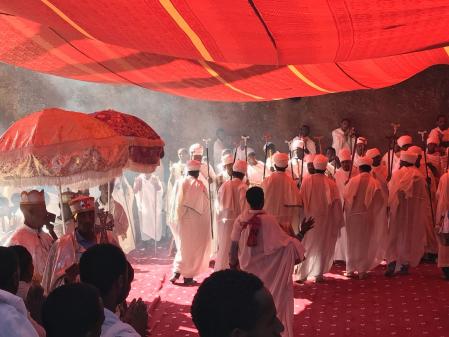 Cánticos y bailes en ceremonia religiosa.