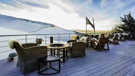 La terraza de El Lodge, en Sierra Nevada, integra la cercanía de la nieve esquiable con la elegancia de un hotel íntimo
