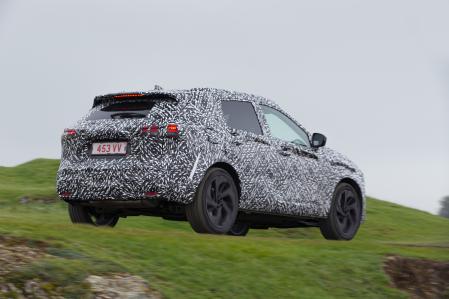 Para evitar mostrar la definición de formas del Qashqai durante la fase de pruebas, la marca lo ha cubierto con vinilo estampado, capaz de engañar al ojo&nbsp;