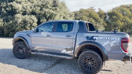 Este pick -up mide 5,37 metros de largo y dos metros de ancho sin contar los retrovisores, sin duda un gigante en las ciudades.