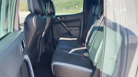 Como la mayoría de pick-up de doble cabina, está homologado para cinco pasajeros, aunque las plazas traseras no son muy cómodas para el día a día o largos viajes.