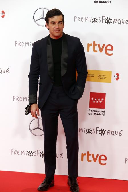 Mario Casas en total black
