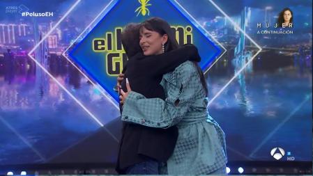 Pablo Motos no dudó en saltarse las recomendaciones y dar un abrazo a Nathy Peluso