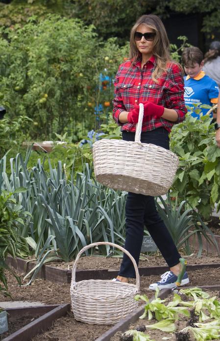 Estilismo de Melania Trump para trabajar en el jardín de la Casa Blanca