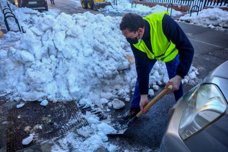 Un operario limpia nieve del alcantarillado de Madrid durante Filomena&nbsp;