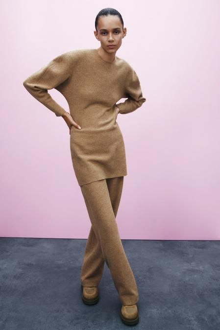 Conjunto de lana en color tostado. Tanto el vestido como el pantalón tienen un precio de 59,95 euros.