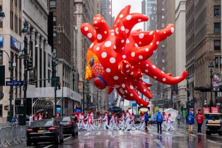 El globo ‘El amor vuela hasta el cielo’ de la artista durante el desfile anual de Acción de Gracias, de Macy’s, en Nueva York, en noviembre pasado