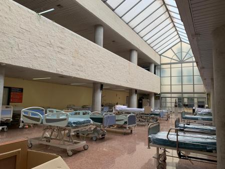 El hospital de San Juan en Alicante se ha visto obligado a poner camas en los pasillos.
