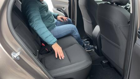 En general las plazas traseras son muy amplias y solo penaliza por la plaza central.