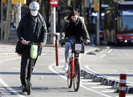 Los patinetes y bicicletas no puedeen ser sancionadas por los semáforos foto-rojo al carecer de matrícula&nbsp;
