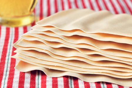 Hojas de pasta de lasaña sin cocinar