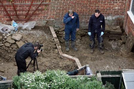 La Policía excava en el jardín de Peter Tobin