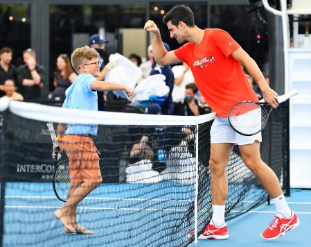 Novak Djokovic saluda a un niño en el partido de exhibición en Adelaida