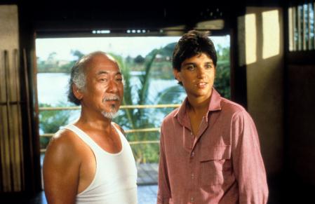 Pat Morita y Ralph Macchio en una escena de la película 'The Karate Kid', de 1984