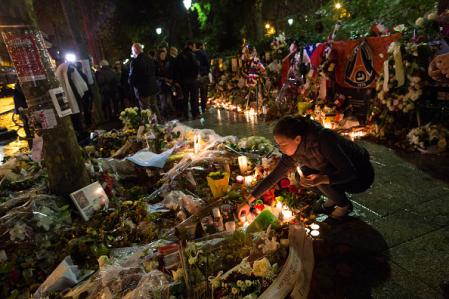 Depósito de flores por las víctimas del atentado de Bataclan, el 13 de noviembre del 2015