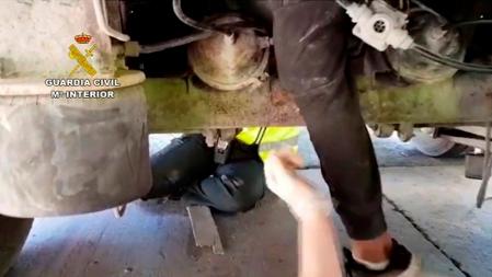 Los guardias civiles orientan al inmigrante para que abandone el escondrijo