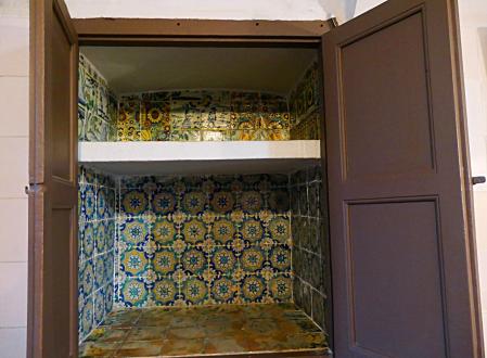 Armario donde se ha encontrado la baldosa del siglo XVII con el caganer.