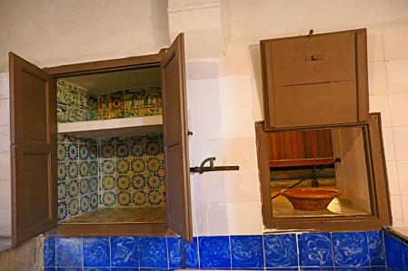 Armario donde se ha encontrado la baldosa del siglo XVII con el caganer.