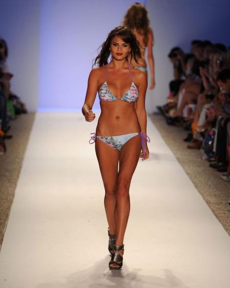 La modelo Chrissy Teigen en la semana de la moda de Miami