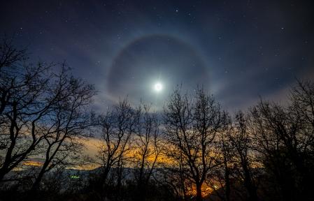 Halo lunar visto desde el mirador de Sant Sebastià, en Vic.