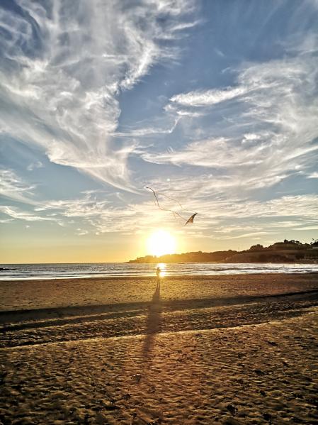 Volando una cometa al atardecer.