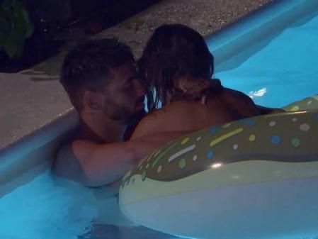 Marina e Isaac dan rienda suelta a su atracción en la piscina de 'La isla de las tentaciones'