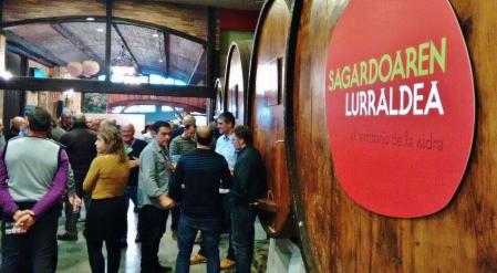 Imagen interior de una sidrería vasca.