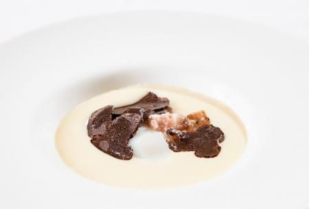 Puré cremoso de 'boletus edulis' con huevo frito y trufa negra rallada