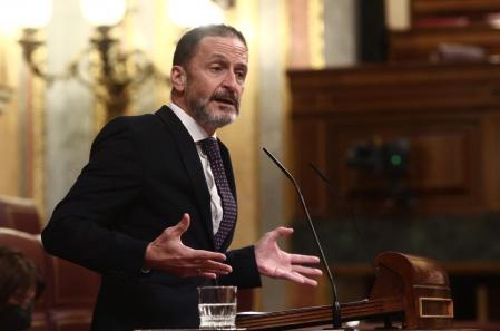 Edmundo Bal ha cambiado hoy el traje de portavoz en el Congreso por la cazadora de cuero para tocar la batería en el vídeo de Ciudadanos