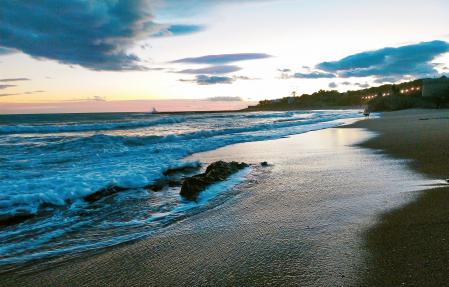 Vista del atardecer crepuscular en playa de Adarró.