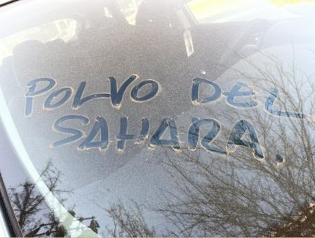 Las escenas de coches cubiertos de polvo son habituales en varias comunidades desde el viernes día 5