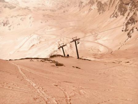 Remontadores en Baqueira Beret, en una escena dominada por el marrón del polvo sahariano el 6 de febrero