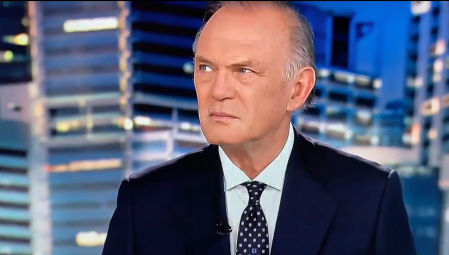 Pedro Piqueras, con cara de asombro, viendo el final de 'Sálvame'