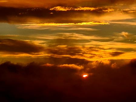 El sol entre las nubes que acompañan al atardecer.