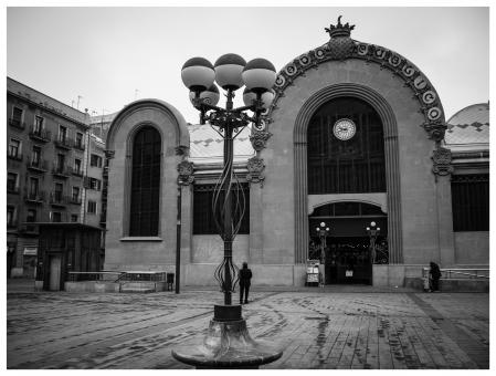 Claroscuro de la fachada frontal del Mercat Central de Tarragona.