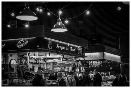 Claroscuro del interior del Mercat Central de Tarragona.