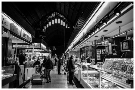 Claroscuro del interior del Mercat Central de Tarragona.