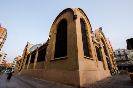 Facha lateral del Mercat Central de Tarragona.