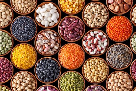 Las vemos cada día: en el supermercado, en los mercados campesinos y acompañando a nuestro plato favorito como guarnición. En muchos países, forman parte del patrimonio cultural y se consumen de forma habitual. En otras zonas del mundo, apenas se utilizan, excepto cuando se consumen en forma de sopa en un día frío de invierno.


El Día Mundial de las Legumbres es una oportunidad para la sensibilización acerca de los beneficios que aportan las legumbres y su contribución a los sistemas alimentarios sostenibles y a un mundo sin hambre.



Subscribe! http://www.youtube.com/subscription_center?add_user=FAOoftheUN  

Follow FAO on social media! 
* Facebook - https://www.facebook.com/UNFAO 
* Instagram - https://instagram.com/fao
* LinkedIn - https://www.linkedin.com/company/fao 
* TikTok - https://www.tiktok.com/@fao
* Twitter - http://www.twitter.com/fao/
* Weibo - https://www.weibo.com/unfao

© FAO: http://www.fao.org  #SDGs #Agenda2030 #GlobalGoals