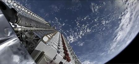 Un grupo de 60 satélites de Starlink a punto de ser colocados en órbita