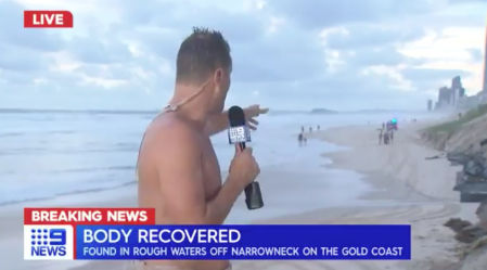 El presentador del tiempo señala dónde se produjo el rescate del surfista