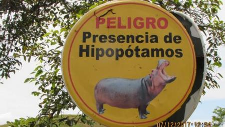 Cartel de advertencia de hipopótamos junto al río Magdalena, en Colombia .