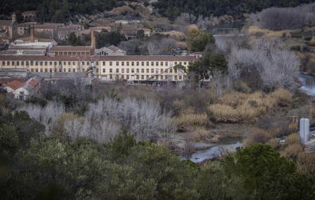 28 - 01 - 2021 / Olesa de Montserrat / Recuperació de camins i elements patrimionials del curs del Llobtregat Pont de la Colònia Sedó, que unia Olesa amb Esparraguera al costat de la colònia. Està en ruïnes . Ens interessa veure el que queda del pont.  / Foto: Llibert Teixidó