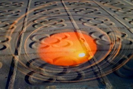 Huevo de Santa Clara sobre las baldosas de Barcelona.