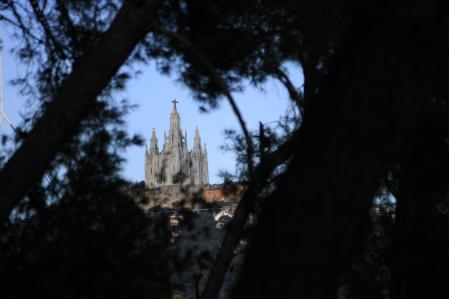 Vista, entre los árboles, de la iglesia del Tibidabo.