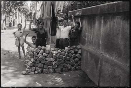 Barricada infantil detrás de la Universidad de Barcelona, imagen tomada por Antoni Campañà en agosto de 1936