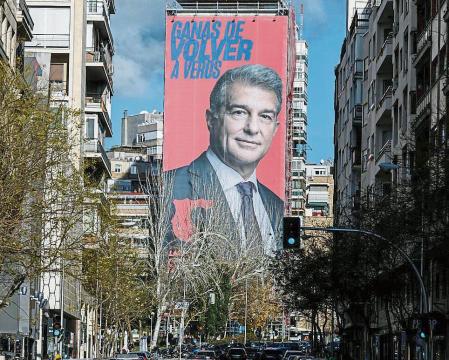 La campaña del expresidente del Barcelona, Joan Laporta, uno de los aspirantes a presidir el club azulgrana a partir del 24 de enero, ha aterrizado este martes en Madrid con la colocación de una gigantesca pancarta con su lema electoral a 100 metros de distancia del estadio Santiago Bernabéu. Se trata de una lona de cincuenta metros de altura, 20 de ancho y mil metros cuadrados, sobre fondo rojo, ubicada en el lateral de un bloque de pisos. En la misma se ve una imagen de Laporta con el lema de su campaña: 