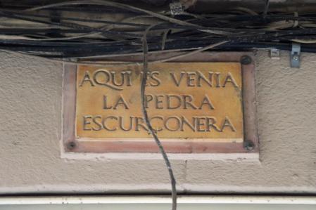 El brujo Sacanera vivía en el número 14 de la calle y se dice que allí vendía la llamada piedra escurçonera, que al parecer tenía poderes curativos y que era eficaz contra las picaduras de víboras y otras serpientes