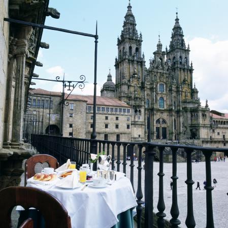 La suite Real del parador de Santiago se asoma a la plaza del Obradoiro
